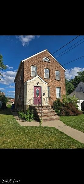 2nd image of 823 Bishop St