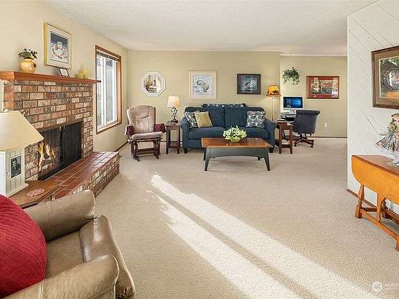 Warm gas fireplace and room has been extended during the remodel.>