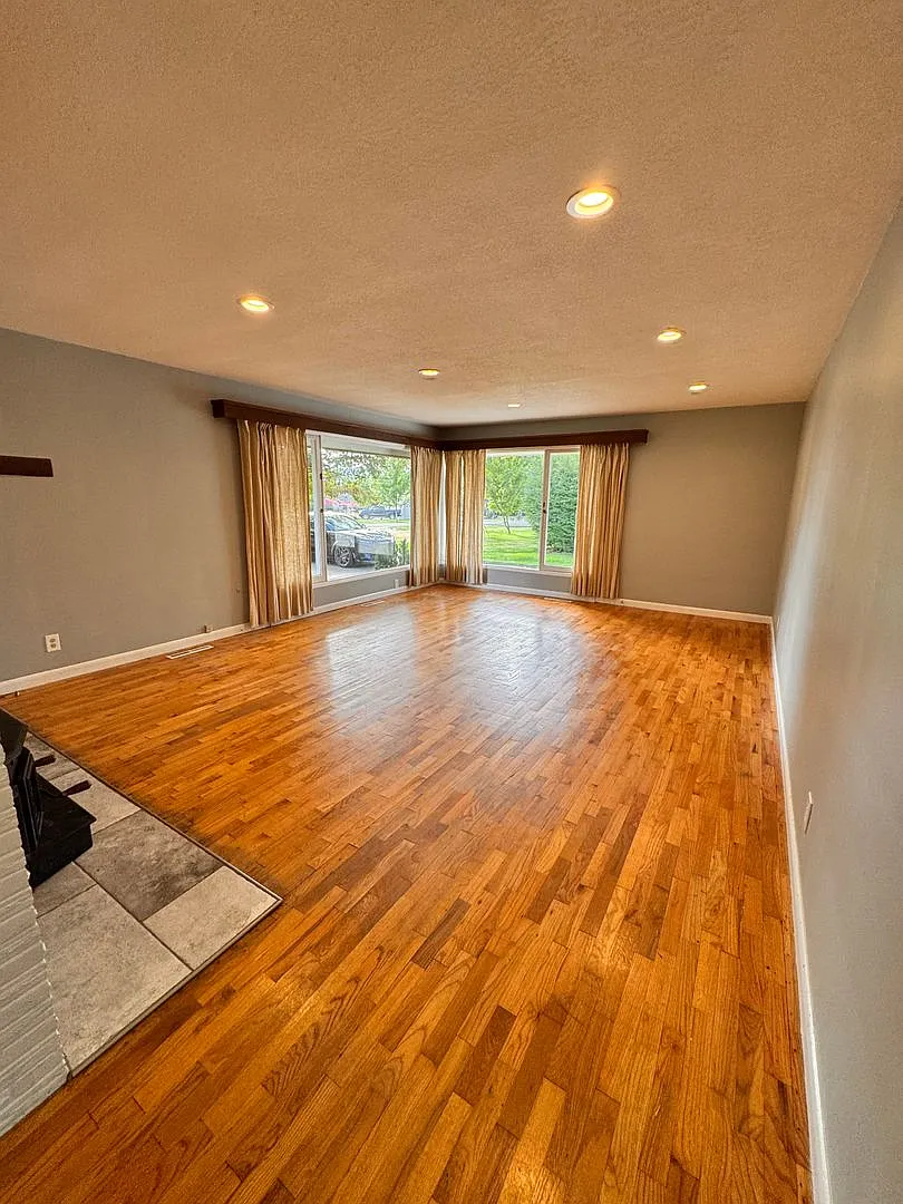3+ bedroom 4 bath home close to the Country Club — Photo 3