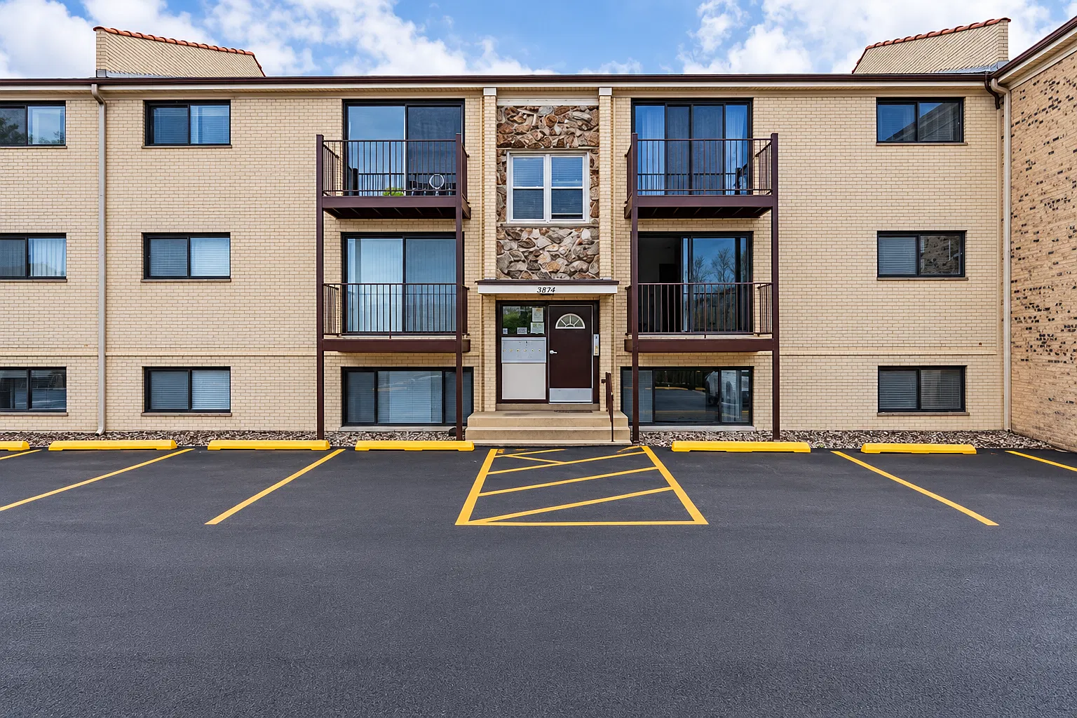 5121 N East River Rd — Photo 1