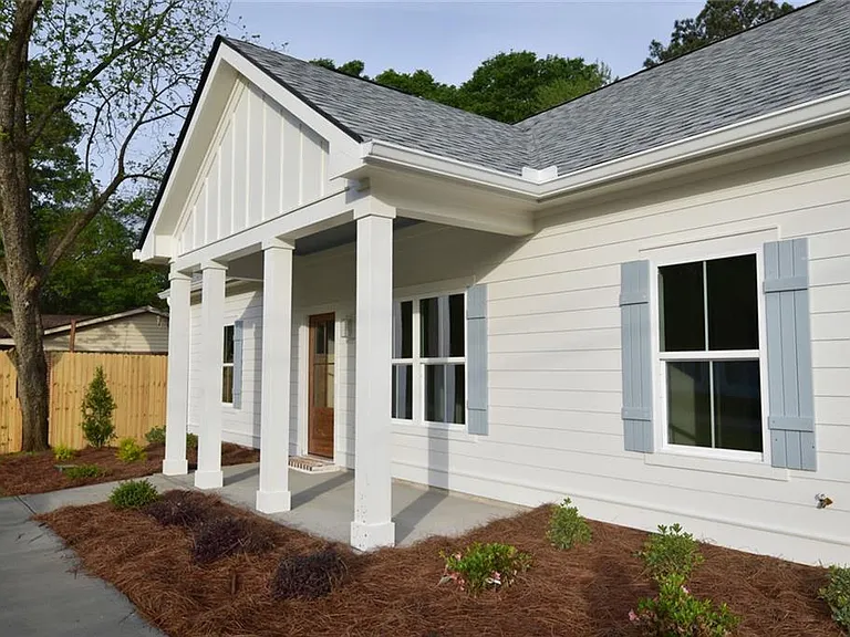 1070 Moreland Dr — Photo 2
