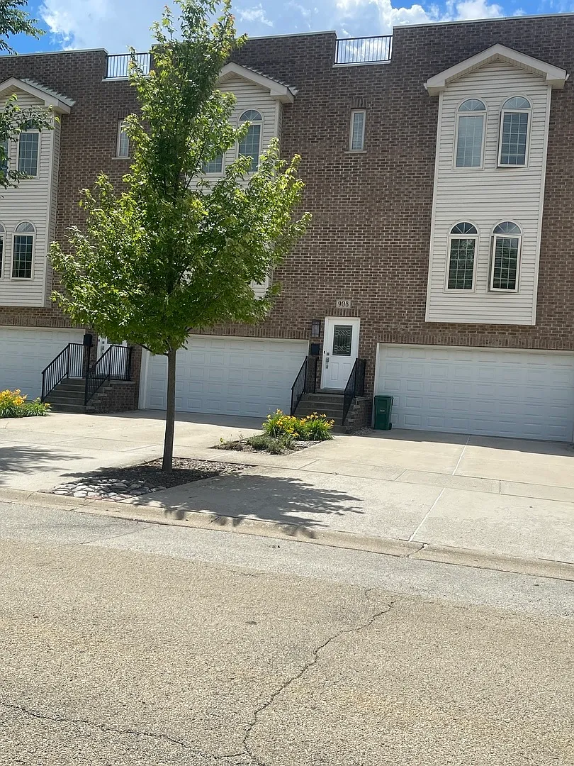3 bed, 2.5 bath, 2400 sqft, $3,300 — Photo 2