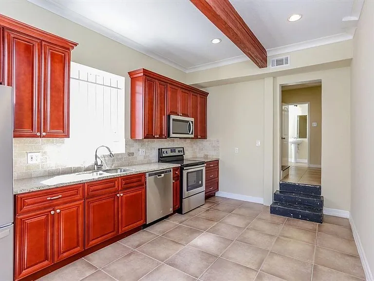 612 W Alabama St — Photo 3