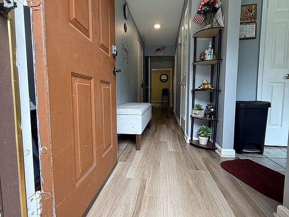2nd image of 7 Hoffman Ct #7