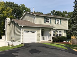 11 Stuart Dr, Poughkeepsie, NY 12603