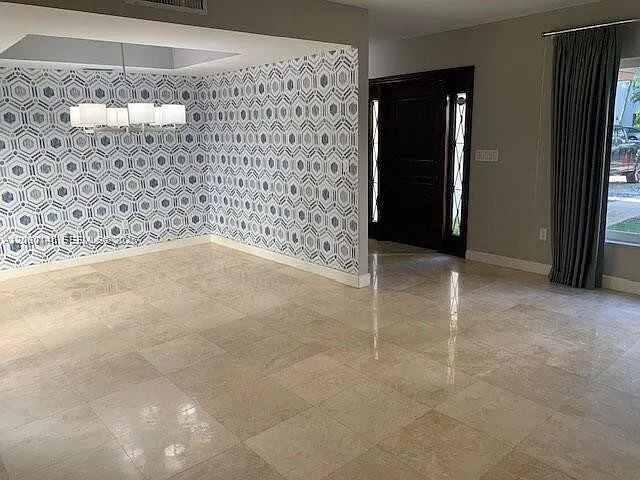 423 Alhambra Cir — Photo 5
