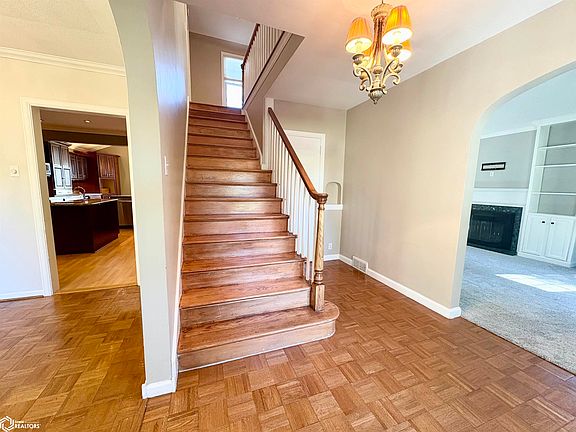 3rd image of 810 White St