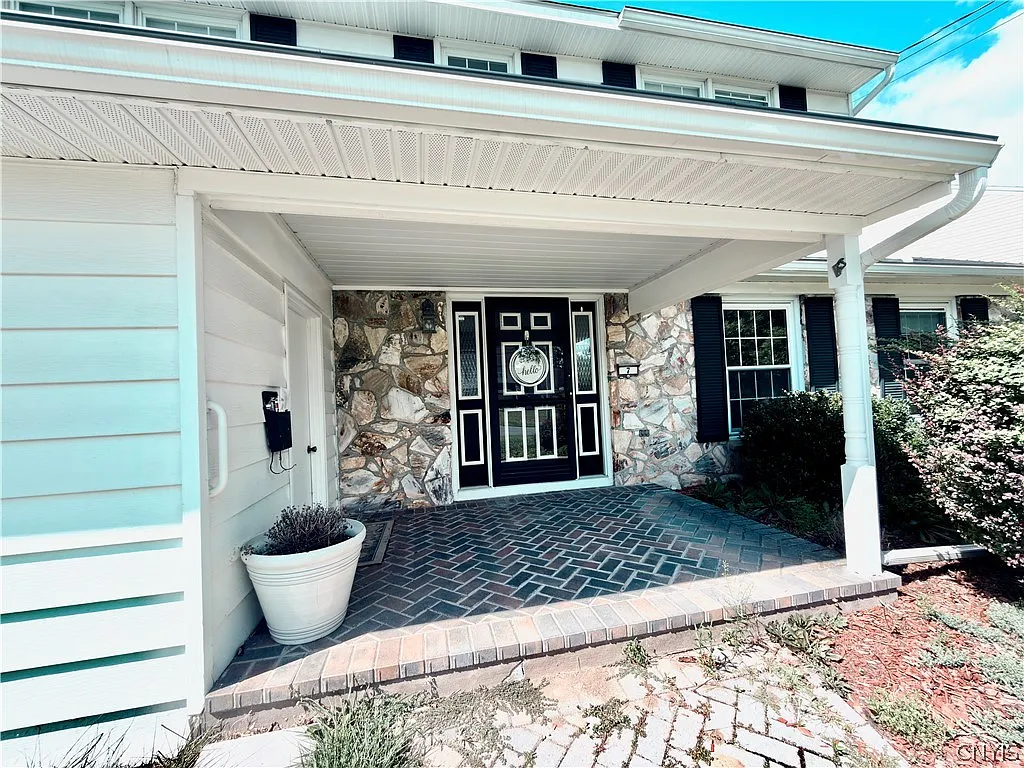 4 bed, 2.5 bath, 1980 sqft, $2,950 — Photo 2