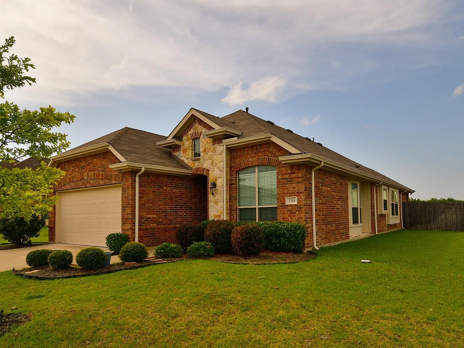 3 bed, 1852 sqft, $2,275 — Photo 2