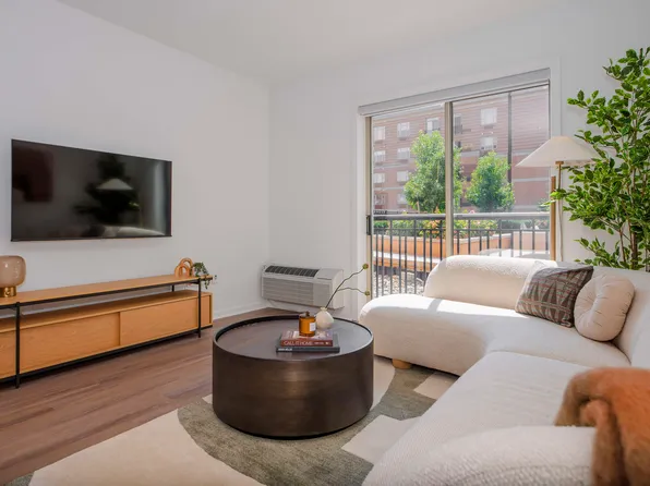 55 Riverwalk Place image 10 of 37