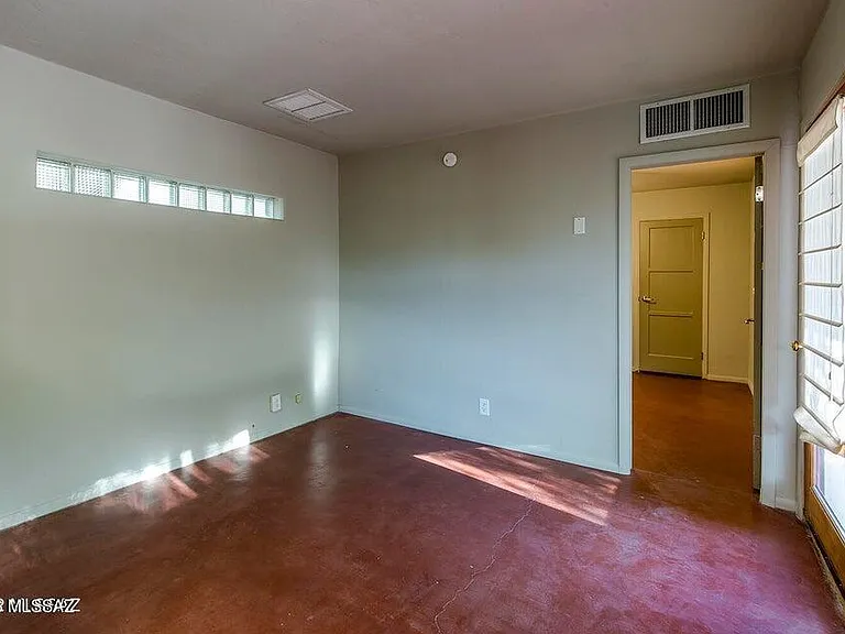 2110 E Water St — Photo 5