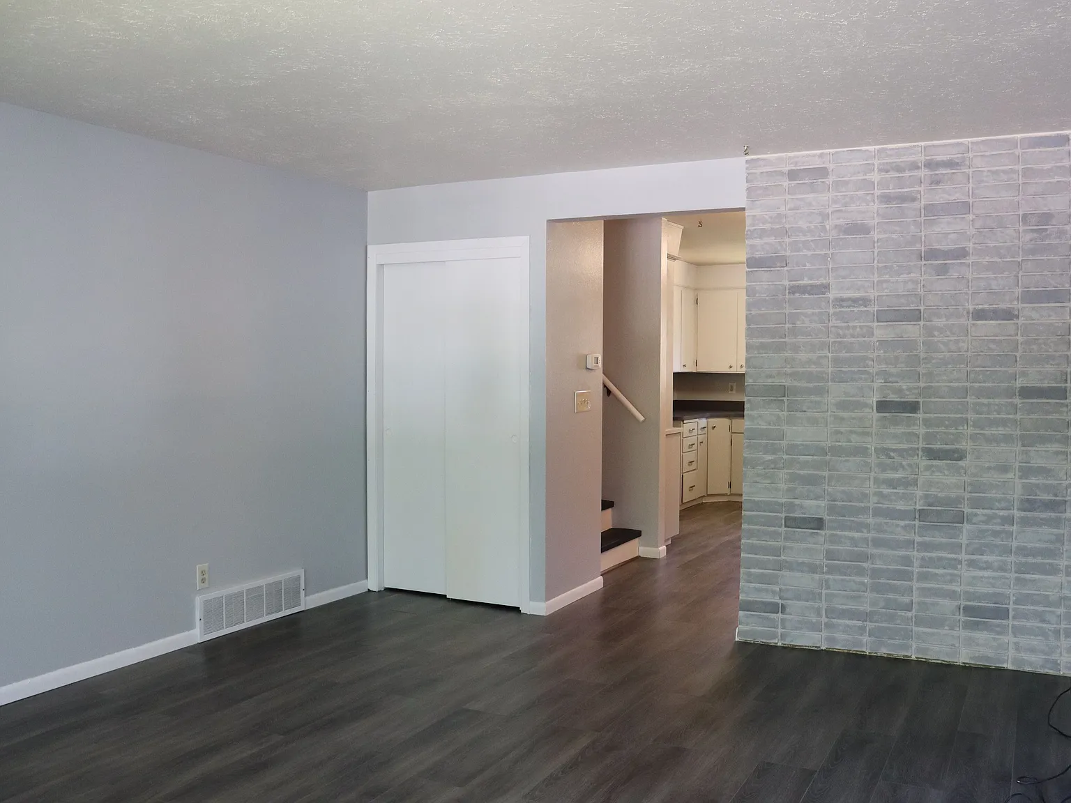 3 bed, 2.0 bath, 1700 sqft, $2,090 — Photo 2