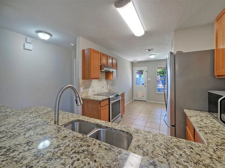 913 Dexter Dr — Photo 15