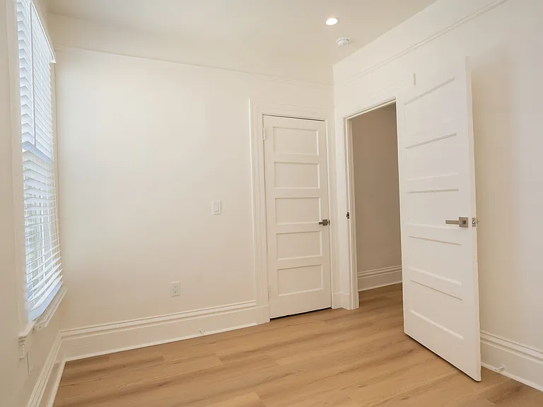 1048 Montgomery St — Photo 17