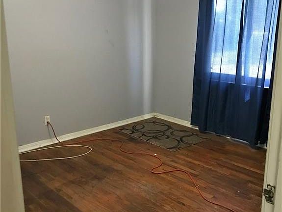 4th image of 2100 Evergreen St