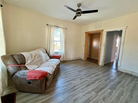 3rd image of 118 W 14th St