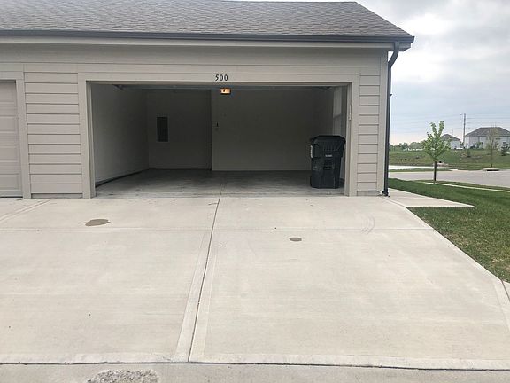 4th image of 500 SE Maple Dr