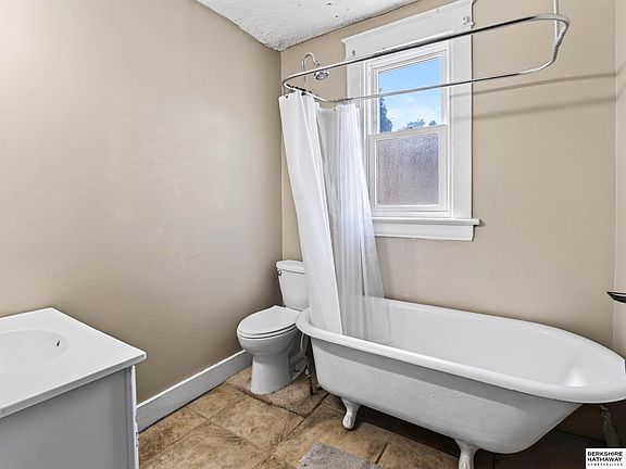 5th image of 3840 Grover St