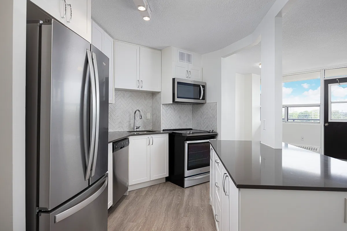 3122 Hurontario Street — Photo 1