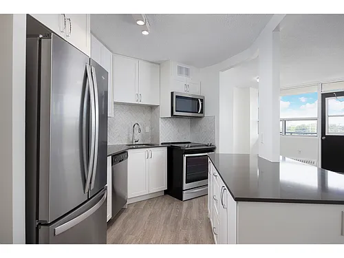 3122 Hurontario St Photo 1