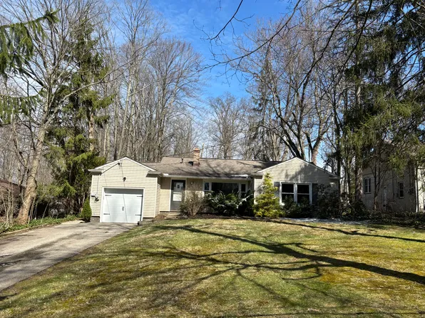 203 Hazelwood Dr, Chagrin Falls, OH 44022