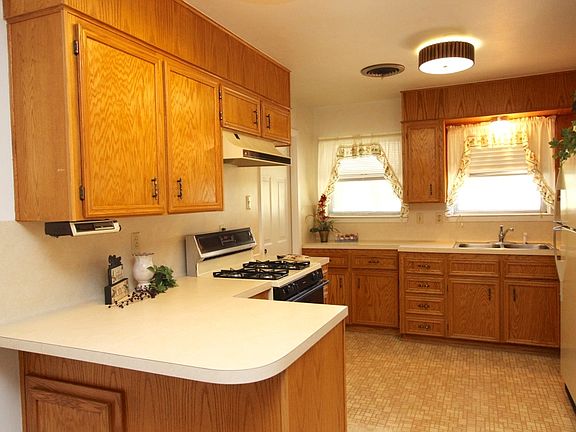 3rd image of 1506 Meadow Dr
