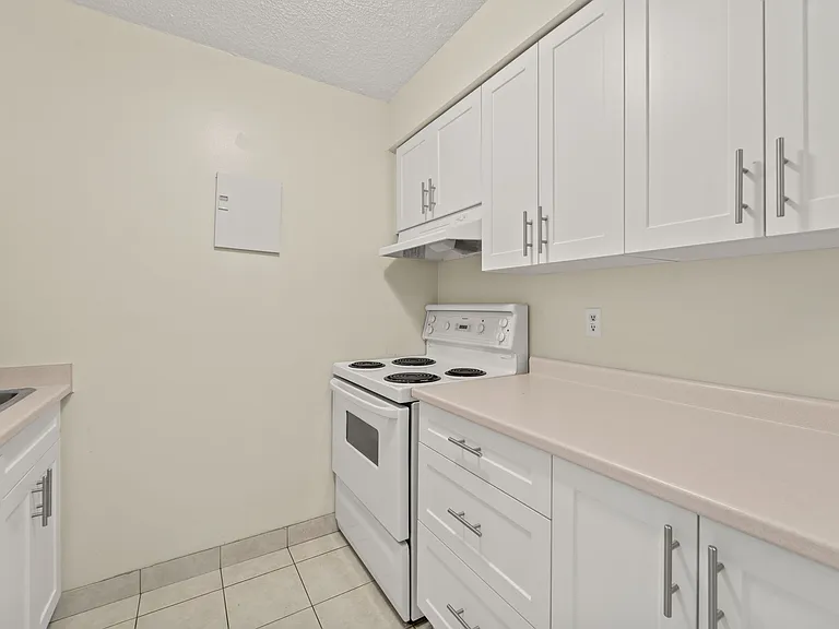 234 Erie St S — Photo 11