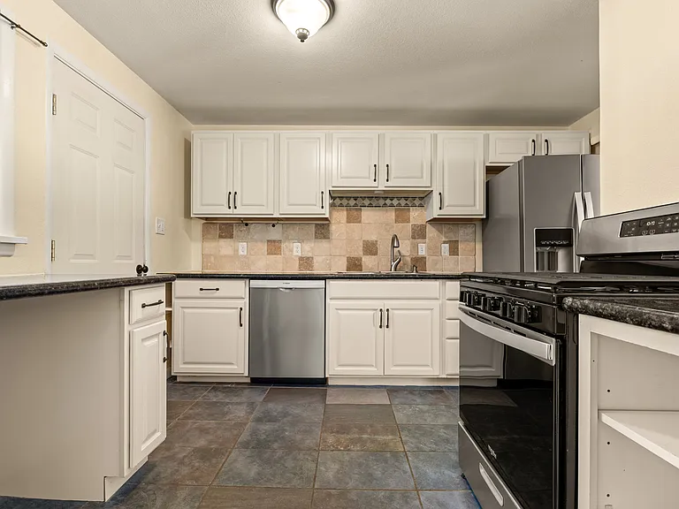 2140 Robin Dr — Photo 14