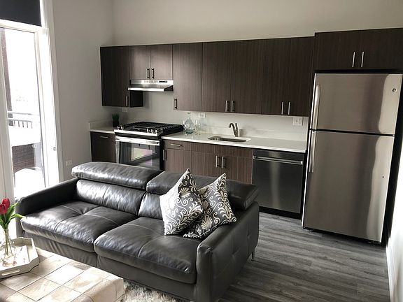 2nd image of 3220 N Lincoln Ave Unit 405