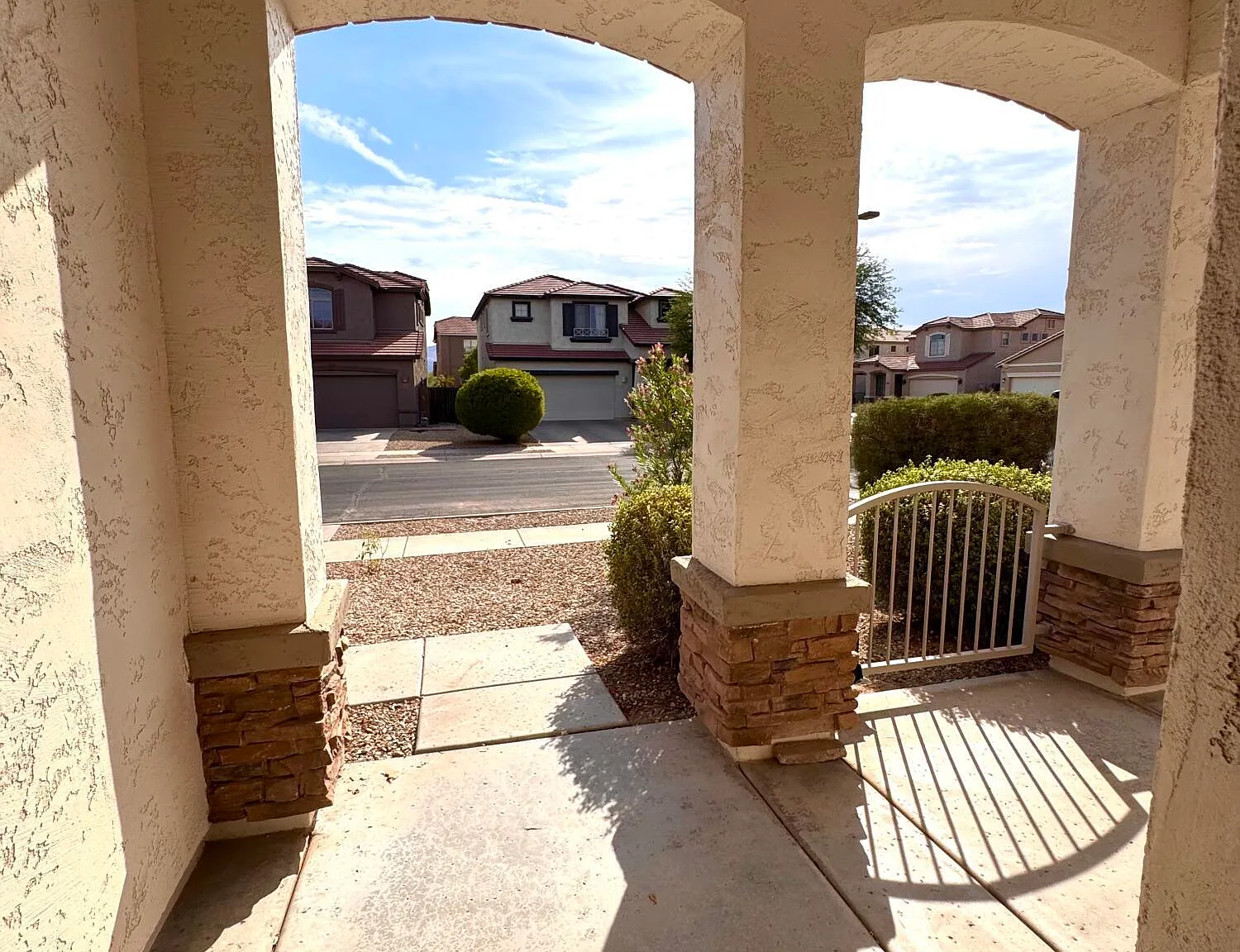 4 bed, 2.5 bath, 1902 sqft, $2,000 — Photo 2