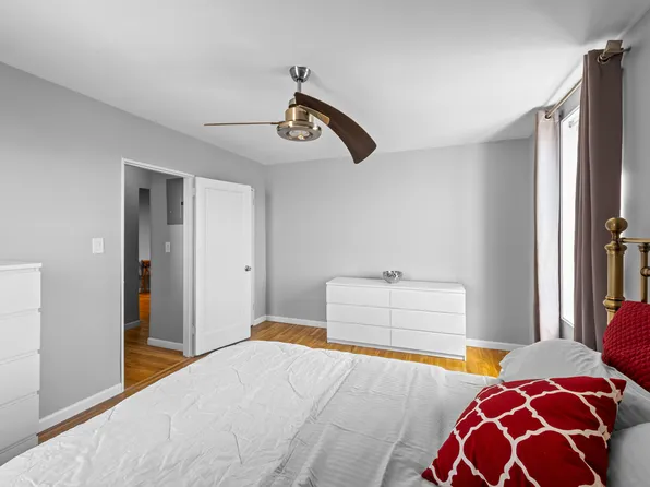 2209 Knapp Street image 7 of 9