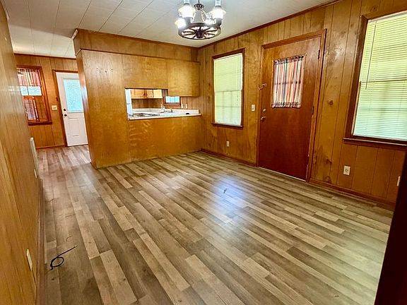 5th image of 105 Central Dr