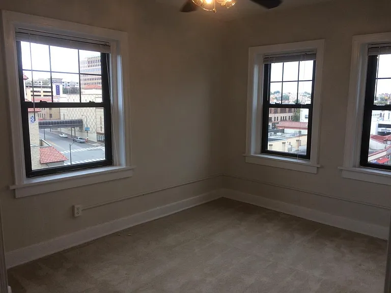 Longfellow Apartments — Photo 30