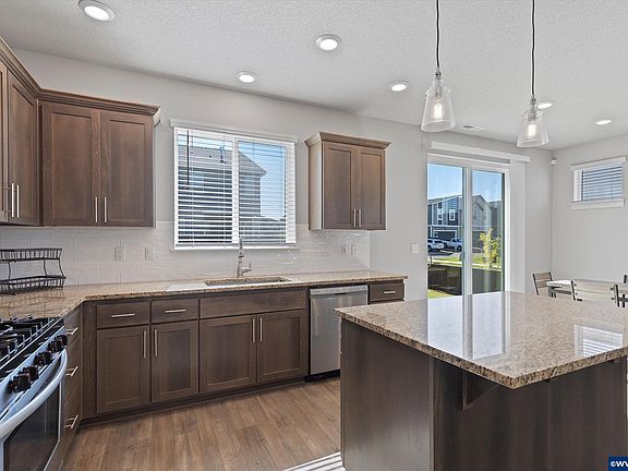 5th image of 2598 NW Meadows Dr