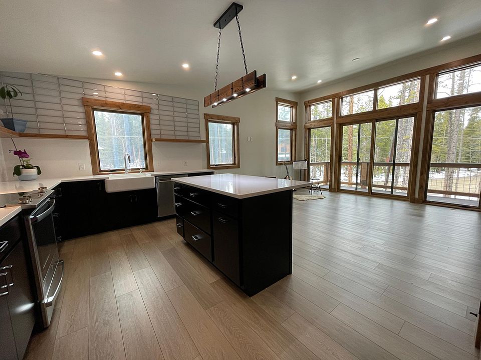 Open Kitchen Living area, underfloor heating, hardwood floors, soft close draws/cupboards, new GE appliances, windows high top to ground floor.