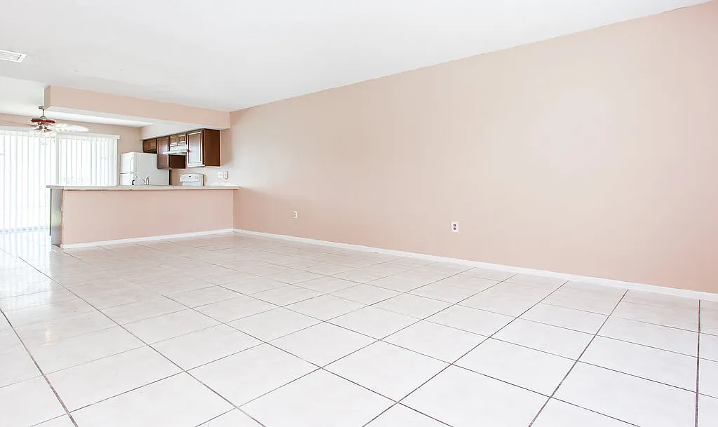 Charming Two Bed Ground Floor Condo in Englewood Park Move-In Ready! — Photo 2