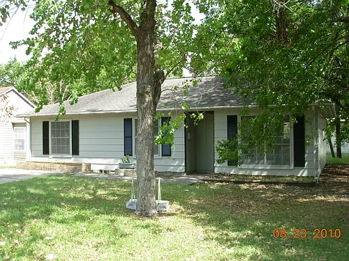 300 Gilchrist Ave Photo 1