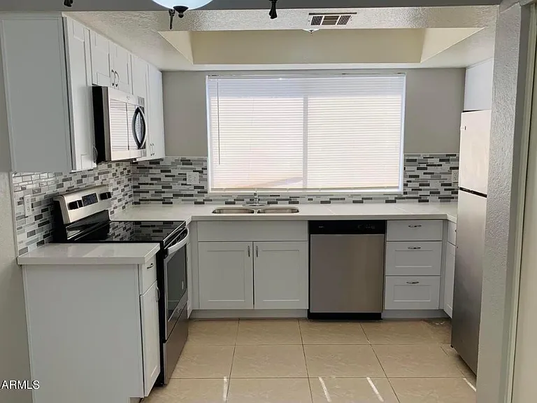 1542 W Sahuaro Dr #4 — Photo 3