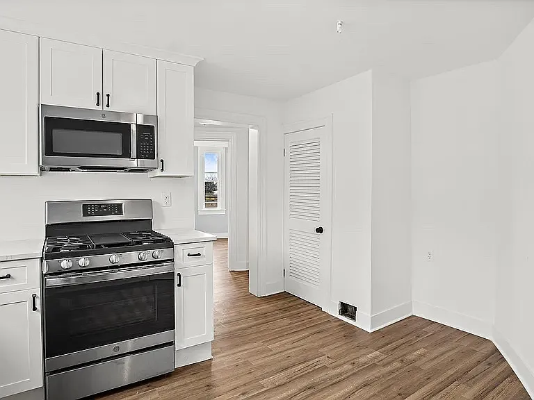 2 bed, 800 sqft, $2,400 — Photo 2
