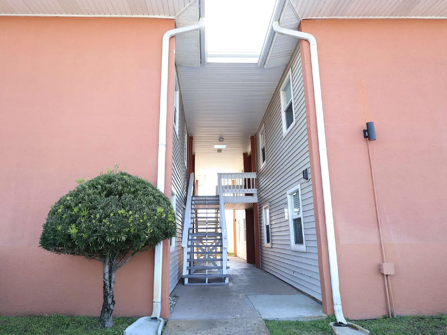 2 bed, 1.0 bath, 1100 sqft, $1,825 — Photo 2