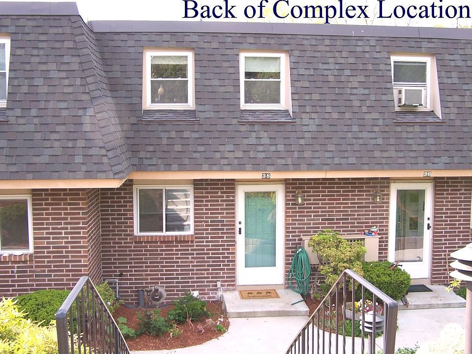 Nicely kept townhouse in a great complex close to everything