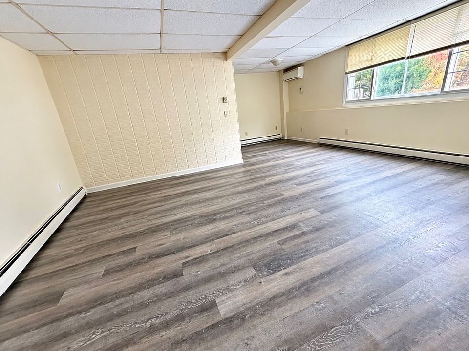 1st image of 35 Townhouse Rd