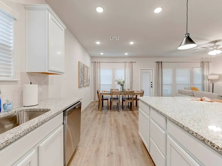 2812 Fox River Dr — Photo 6