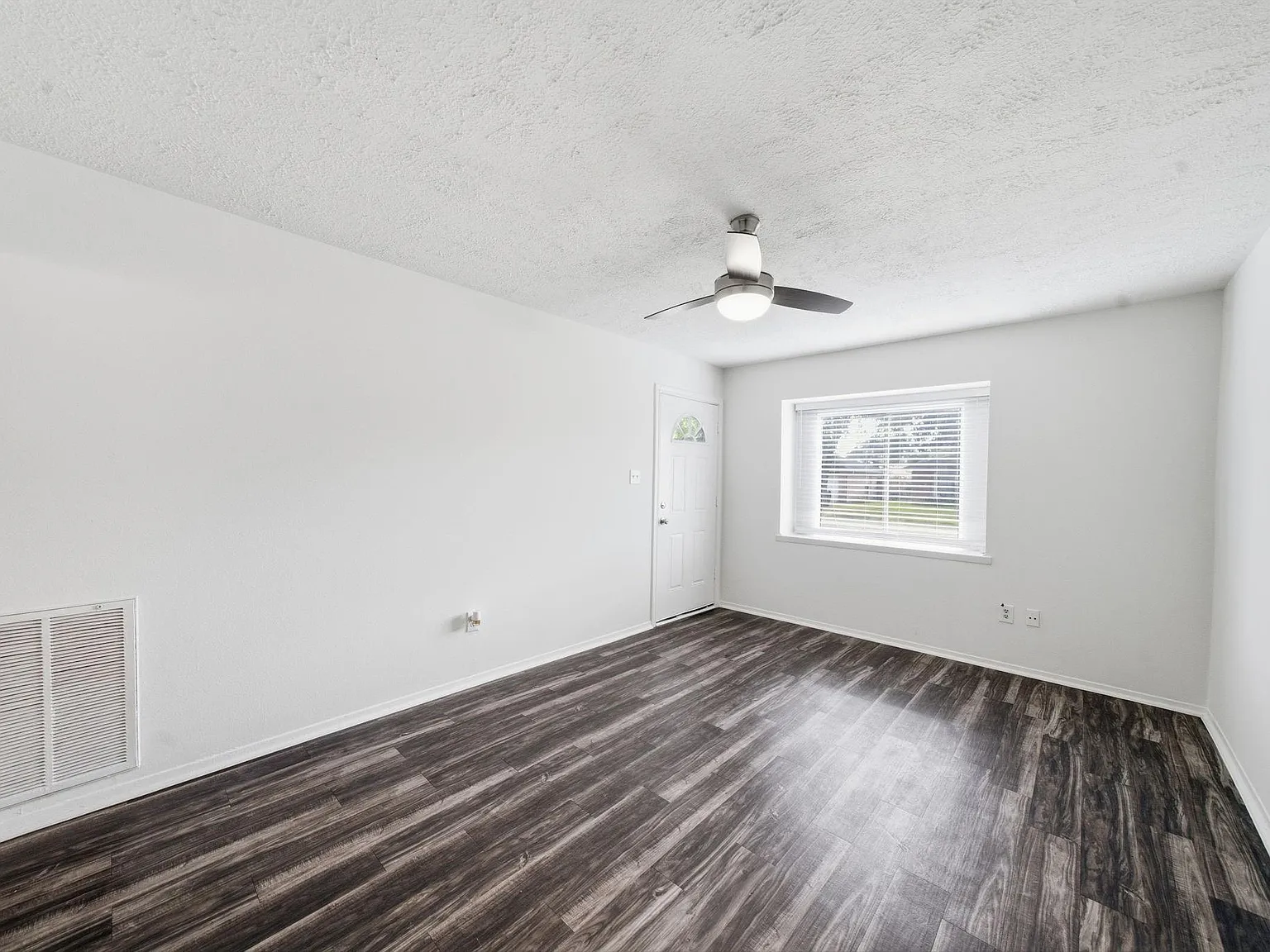 3 bed, 2.0 bath, 1405 sqft, $1,950 — Photo 3