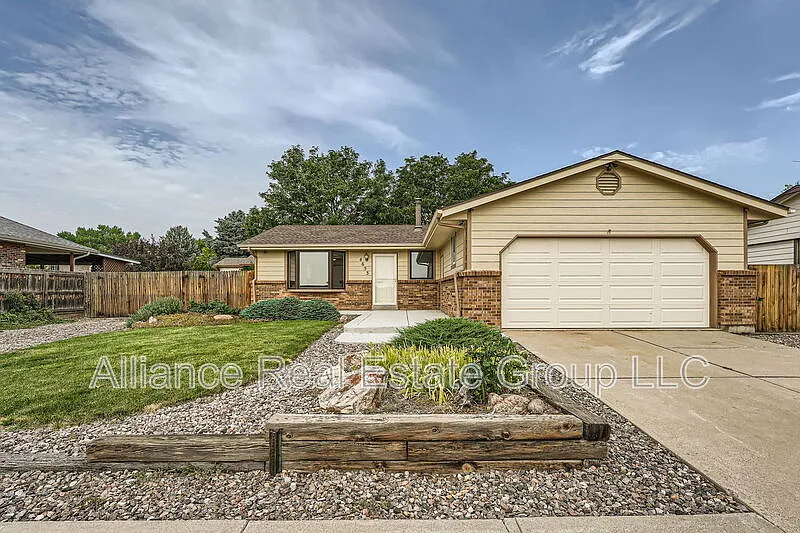 4 bed, 3.0 bath, 2430 sqft, $3,200 — Photo 2