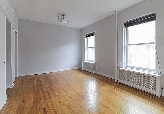 4th image of 305 W 20th St #2