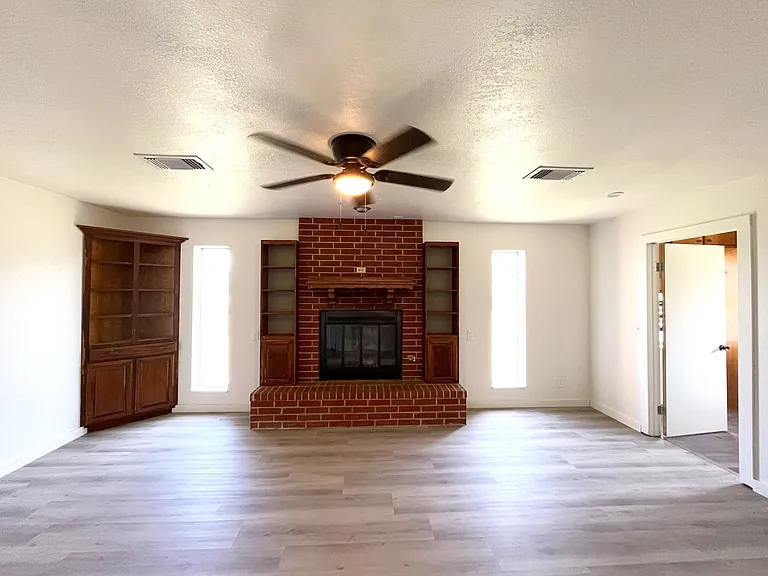 103 W Thompson Dr — Photo 2