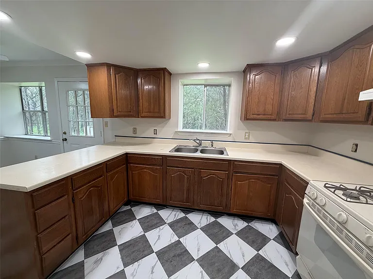 214 The Forest Rd — Photo 9