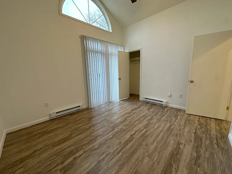 University Park Apartments near Cornell University — Photo 364