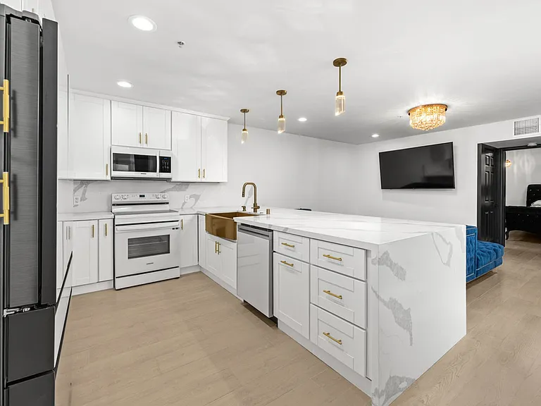 602 W Fir St W #201 — Photo 3
